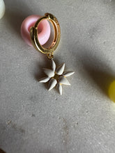 Load image into Gallery viewer, Pretty flower